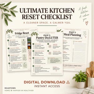 Könnte beinhalten: Eine digitale Checkliste für die Küchenorganisation mit drei Seiten, betitelt als Fridge Reset, Pantry DeCluter und Meal Planning. Die Dokumente enthalten nummerierte Schritte, Kontrollkästchen und Text in Dunkelbraun und Grün auf Creme.