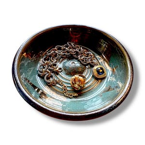 Tigela de cerâmica decorativa com baleias brancas, tubarões e um ouriço-do-mar esculpido em verde oceano profundo e ouro 18k.