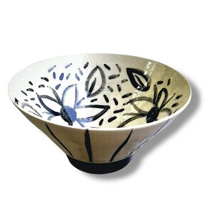 Tigela decorativa ou pequena para frutas em cerâmica com margaridas e listras em preto e branco