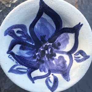 Bol en poterie bleu et blanc en grès avec fleur bleue au centre/portion ou décoratif