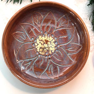 Ceramiczna miseczka na biżuterię lub drobiazgi w kształcie słonecznika w kolorze rdzy i błękitu z 18-karatowym złotem