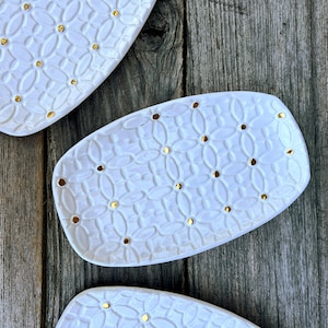 Prato retangular branco neve para servir, bijuterias e joias com bolinhas de ouro 18k e textura geométrica