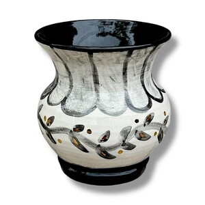 Vaso grande de cerâmica com trepadeiras pretas e detalhes em ouro 18k.