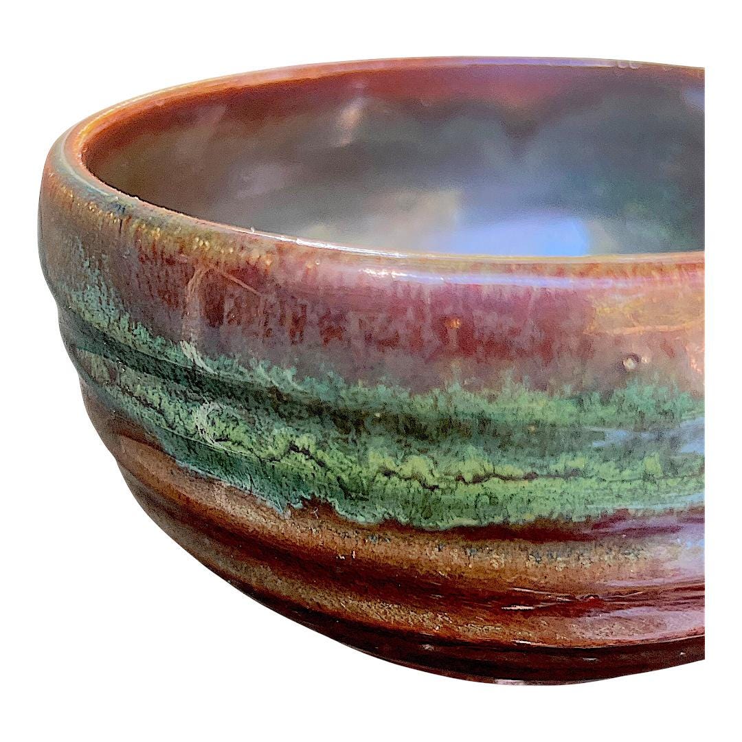 茶色と緑色の層が虹色の釉薬を塗った陶器のボウルまたはプランター