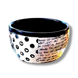 Tigela de cerâmica com pássaro em um galho, em preto e branco.