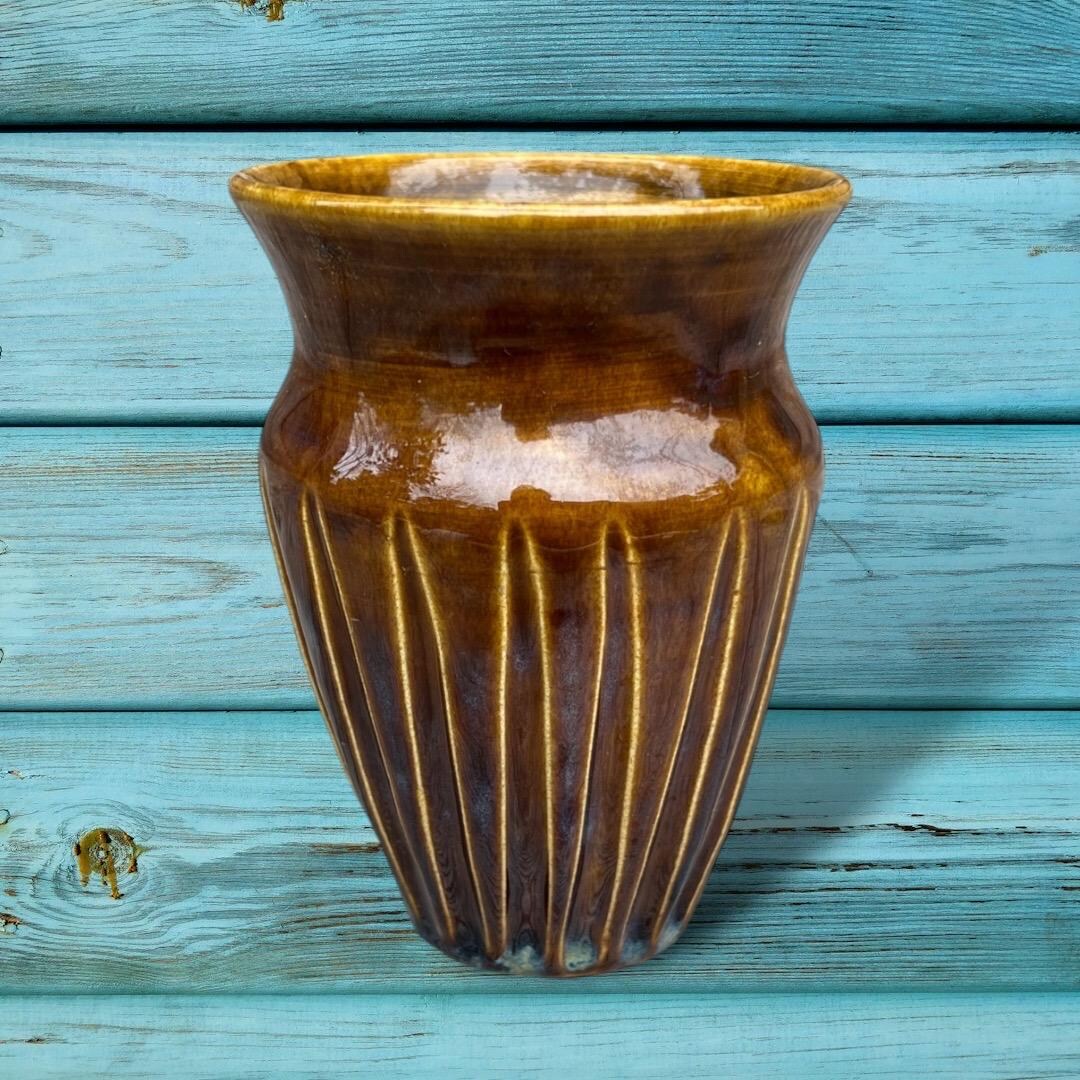 Glen Barris Bud Vase - Lips