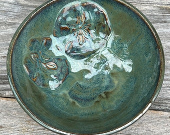 Lucertola scolpita su ciotola in ceramica verde foresta e marrone/ceramica in gres