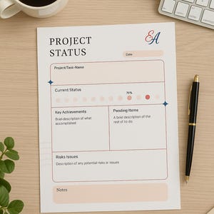 Puede incluir: Una hoja de estado del proyecto con el título "PROJECT STATUS" y secciones para el nombre del proyecto, el estado actual, los logros clave, los elementos pendientes, los riesgos y las notas. También se ven un bolígrafo, una taza de café y un teclado.