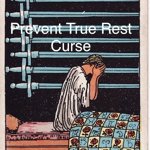 Könnte beinhalten: Tarotkarten-Illustration mit neun Schwertern über einer Figur, die ihren Kopf in den Händen hält. Die Karte trägt den Text "Prevent True Rest Curse". Die Figur sitzt auf einem Bett mit einer floral gemusterten Decke.