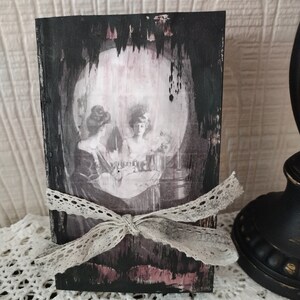 Libro de decoración OOAK con calavera gótica y rosa pintada, envejecida y desgastada, con lazo de encaje, para Halloween.