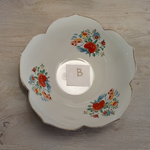 Vintage Imari Ware Japan Porcelain Decorative Lotus Petal Gold Trim Bowls Priced per Bowl Bowl B