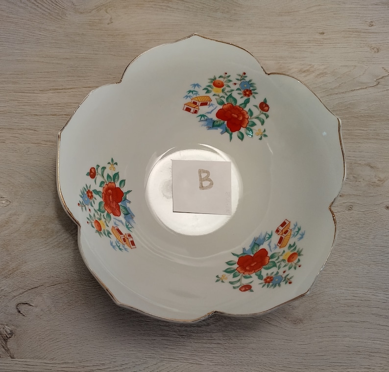 Vintage Imari Ware Japan Porcelain Decorative Lotus Petal Gold Trim Bowls Priced per Bowl Bowl B