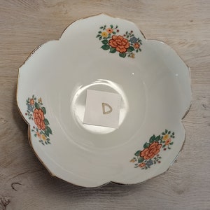 Vintage Imari Ware Japan Porcelain Decorative Lotus Petal Gold Trim Bowls Priced per Bowl Bowl D