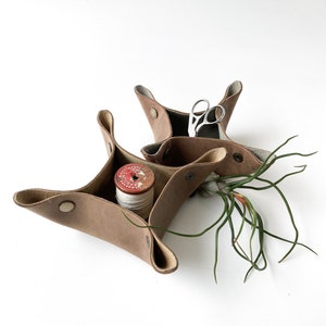 Small Snap Everything Catch All- Plato de cuero- Organizador de cuero- Tazón de mesita de noche