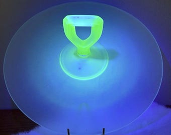 Taca do serwowania ze szkła uranowego z uchwytem pośrodku - świeci w świetle UV!