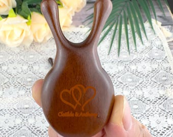 Masajeador de caracol de sándalo hecho a mano: peine facial Gua Sha, terapia para el cuero cabelludo