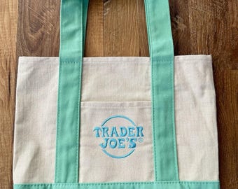 Sac fourre-tout miniature en toile vert menthe pastel, édition limitée 2026 de Trader Joe's, neuf avec étiquette.