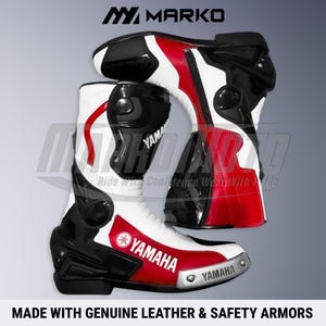 Puede incluir: Par de botas de moto Yamaha blancas, rojas y negras. Las botas presentan el logotipo de Yamaha, un cierre de cremallera y protecciones. Las botas están hechas con cuero genuino.