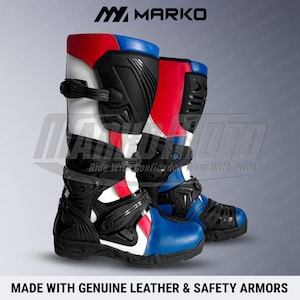 Könnte beinhalten: Motorradstiefel in Rot, Weiß, Blau und Schwarz. Die Stiefel verfügen über Schutzpanzer und sind aus echtem Leder gefertigt. Der Markenname "MARKO" ist oben zu sehen, mit dem Text "MADE WITH GENUINE LEATHER & SAFETY ARMORS" unten.