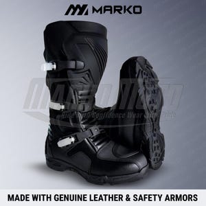 Könnte beinhalten: Schwarze Motorradstiefel mit mehreren Schnallen und Schutzpaneelen. Die Stiefel haben eine strukturierte Sohle und sind aus echtem Leder und Sicherheitsausrüstung gefertigt. Das Marko-Logo ist oben sichtbar.