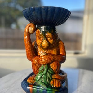 Vintage Majolica Style Ceramic Monkey Figurine – Jungle Chinoiserie Candy Dish – Hand-Painted Tropical Decor – Crackle Glaze Bowl Holder