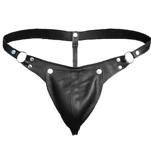 Puede incluir: Tanga de cuero negro con bolsillo y cinturilla elástica. Presenta detalles metálicos plateados, como remaches y anillos. El diseño es minimalista y elegante.