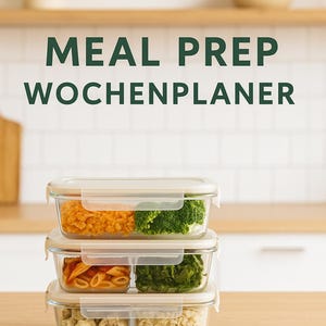 Könnte beinhalten: Drei gestapelte, transparente Glasbehälter zur Essensvorbereitung, die jeweils in Abschnitte unterteilt sind, die Lebensmittel wie Linsen, Brokkoli, Nudeln und Reis enthalten. Der Text "MEAL PREP WOCHENPLANER" steht oben, mit "JETZT ERHÄLTLICH" unten.