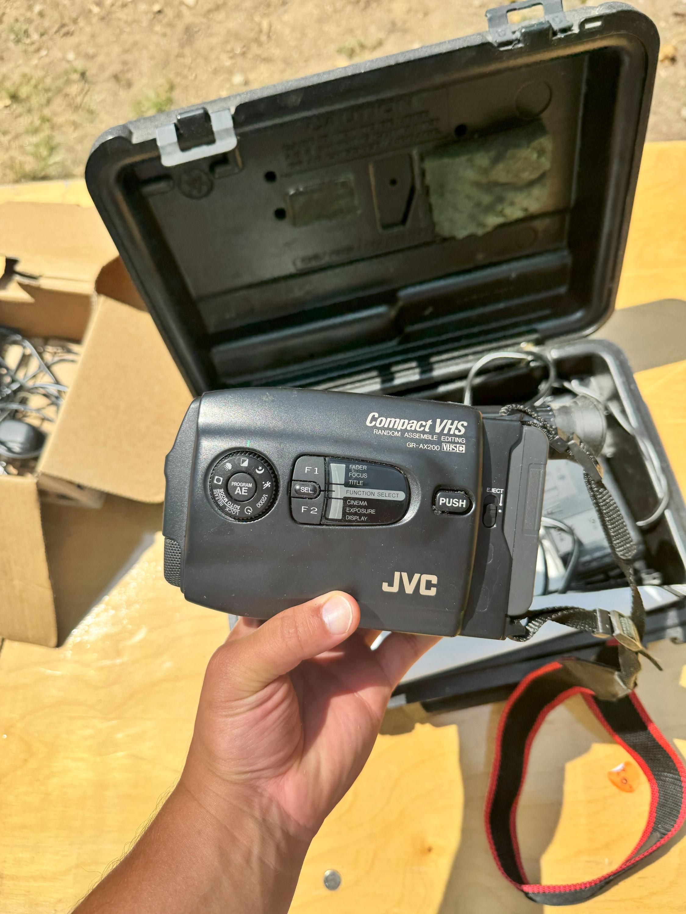 JVC GR-AX200 Compact VHS Camcorder (with Original Case, Charger