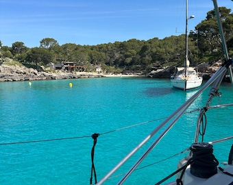 Cala Mitjana Mallorca Coastal View – Śródziemnomorskie cyfrowe pobieranie sztuki ściennej, zdjęcia krajobrazów morskich Balearów, wystrój domu na plaży w Hiszpanii