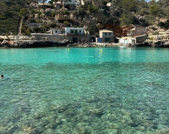 Cala Llombards Mallorca Coastal Print – Śródziemnomorski cyfrowy obraz do pobrania na ścianę, zdjęcie krajobrazu morskiego na Balearach, wystrój domu na plaży w Hiszpanii