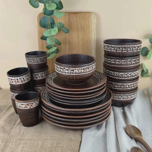 Set di stoviglie in argilla opaca engobe fatta a mano per 6 persone / Piatti, ciotole e bicchieri moderni in terracotta ucraina / Set da portata rustico