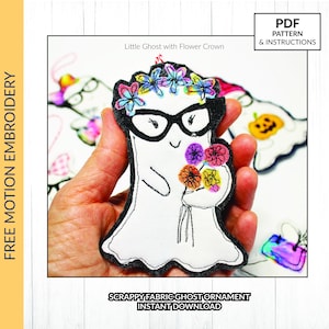Könnte beinhalten: Ein weißes, geisterförmiges Stoffornament mit schwarzer Kontur, das eine schwarze Brille und einen Blumenkranz trägt. Der Geist hält einen Strauß bunter Blumen. Der Text auf dem Bild lautet "Little Ghost with Flower Crown" und "Scrappy Fabric Ghost Ornament Instant Download."