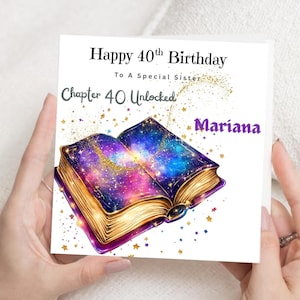 Può includere: Biglietto di compleanno quadrato con la scritta "Happy 40th Birthday To A Special Sister" e "Chapter 40 Unlocked". Il biglietto presenta un libro aperto con un design galattico e il nome "Mariana" in viola.