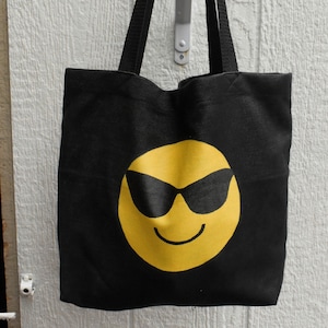 Bolsa de comestibles reutilizable, bolsa de compras, tote, emoji de sonrisa, denim, pintado a mano, regalos hechos a mano, cara sonriente, reciclado