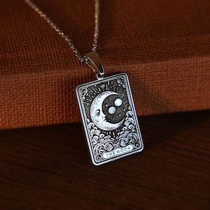 Colar de cartas de tarô da Lua, colar de ouro 14K da Lua, joias artesanais da Lua, presente com pingente de carta de tarô para ela, joias com pingente de carta de tarô