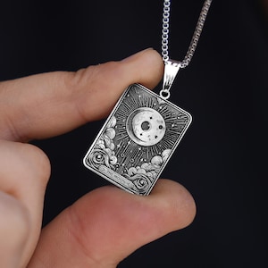 Colar de cartas de tarô da Lua, colar de ouro 14K da Lua, joias artesanais da Lua, presente com pingente de carta de tarô para ela, joias com pingente de carta de tarô