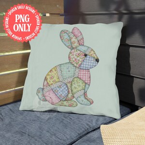 Pode incluir: Uma almofada decorativa com um design de coelho em patchwork. O coelho é composto por vários tecidos florais e estampados em cores pastel, incluindo rosa, azul, amarelo e verde. A almofada tem um fundo verde claro.