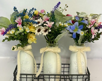 Arreglo floral con mini botellas de leche y flores silvestres / Centro de mesa floral rústico de estilo campestre