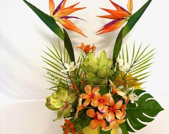 Tropisch bloemstuk | Paradijsvogel, orchidee, plumeria in gele plantenbak