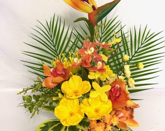 Composizione floreale tropicale: Strelitzia, orchidee, centrotavola in vaso verde
