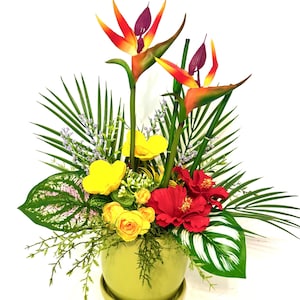 Arrangement floral d'hibiscus oiseau de paradis, centre de table tropical, jardinière en céramique verte