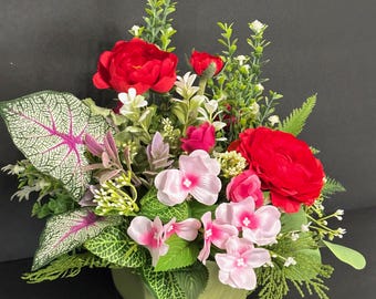 Konstblomsterarrangemang i grön keramikkruka, rosa blommor och röd ranunkel mittpunkt, vår- och sommarborddekoration, inflyttningsdekoration