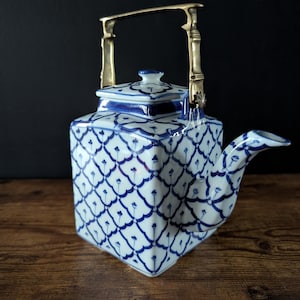 Thailändsk blå och vit tekanna av porslin med fyrkantig form och mässingshandtag