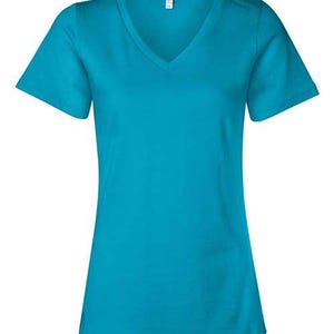 Op de afbeelding: Een effen turquoise T-shirt met korte mouwen en een V-hals. Het kledingstuk is uitgevoerd met een standaard pasvorm, korte mouwen en een rechte zoom. Een klein wit merklabel is zichtbaar in het midden van de binnenkant van de halslijn.