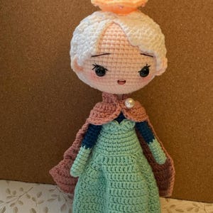 Kreativ virkdocka: Frost - Elsa, bärbar amigurumi, present till flicka, födelsedag, högtid och samlarobjekt bild 5