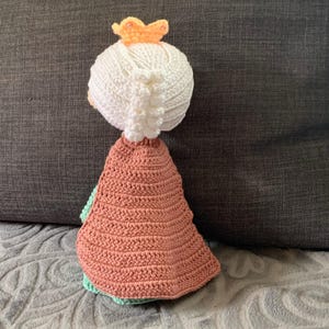 Kreativ virkdocka: Frost - Elsa, bärbar amigurumi, present till flicka, födelsedag, högtid och samlarobjekt bild 4