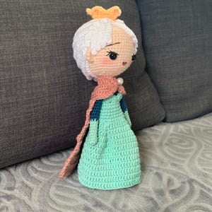 Kreativ virkdocka: Frost - Elsa, bärbar amigurumi, present till flicka, födelsedag, högtid och samlarobjekt bild 2