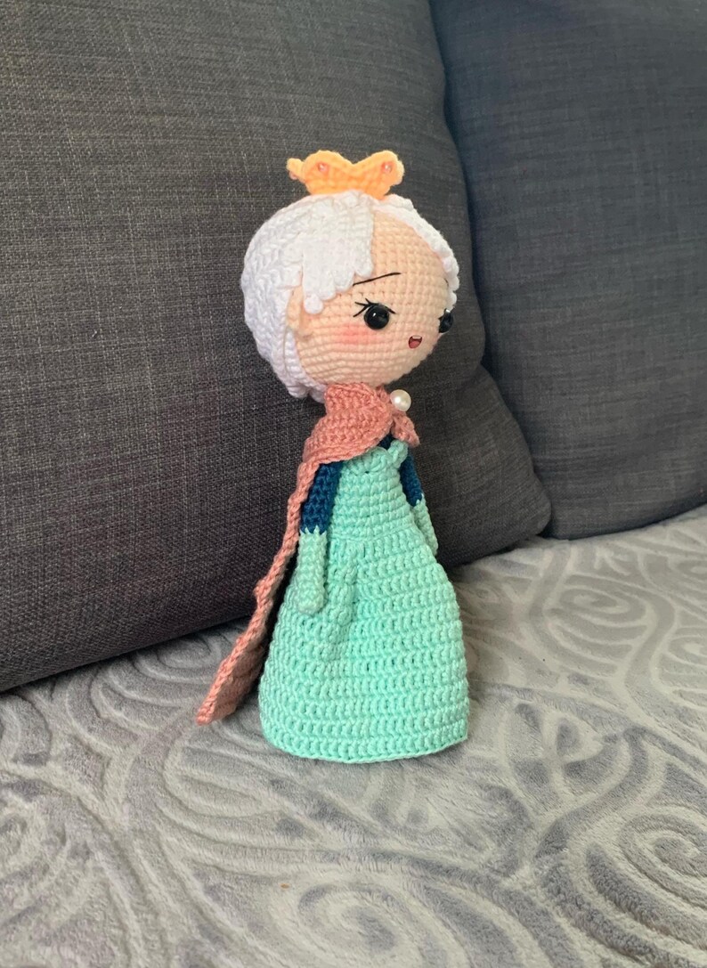 Kreativ virkdocka: Frost - Elsa, bärbar amigurumi, present till flicka, födelsedag, högtid och samlarobjekt bild 2