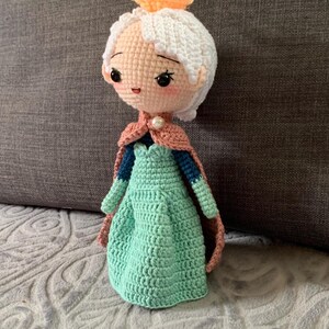 Kreativ virkdocka: Frost - Elsa, bärbar amigurumi, present till flicka, födelsedag, högtid och samlarobjekt bild 3