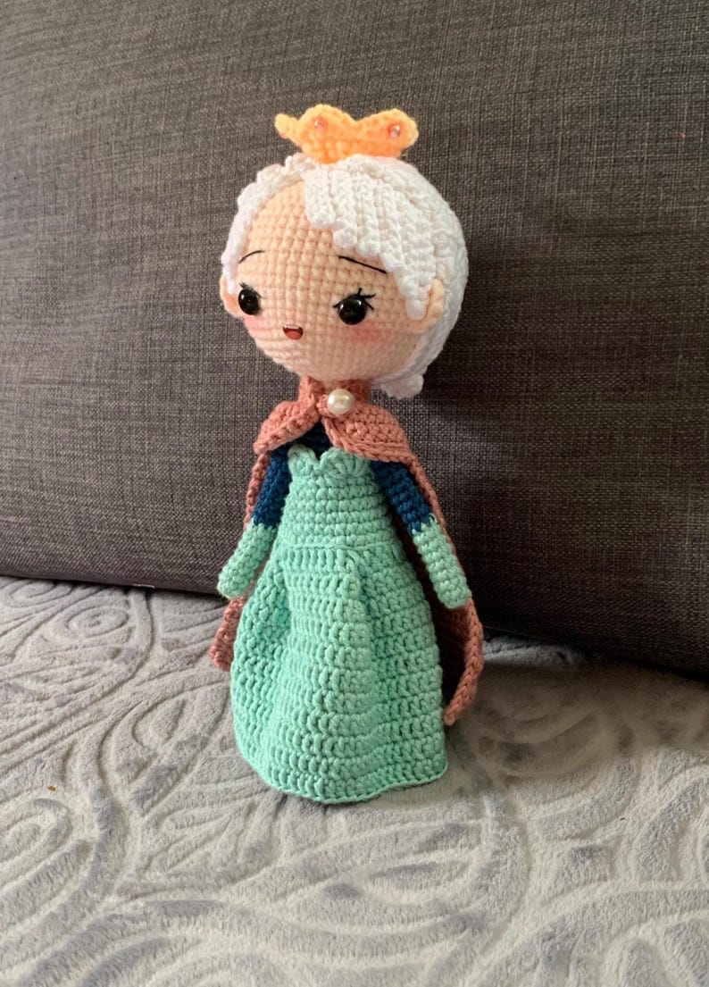 Kreativ virkdocka: Frost - Elsa, bärbar amigurumi, present till flicka, födelsedag, högtid och samlarobjekt bild 3